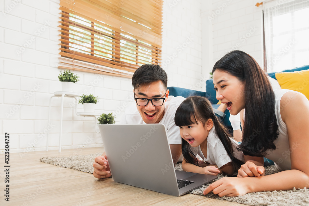 亚洲家庭使用笔记本电脑上网/网上购物，科技幸福家庭