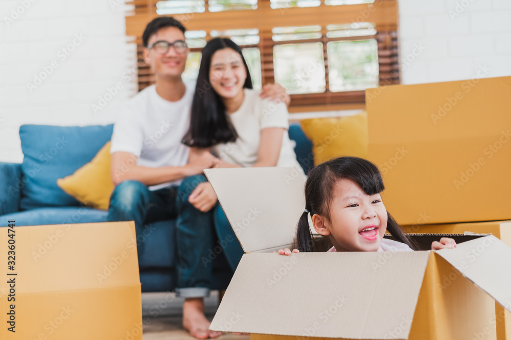 亚洲家庭搬到有很多包装箱的新家/公寓