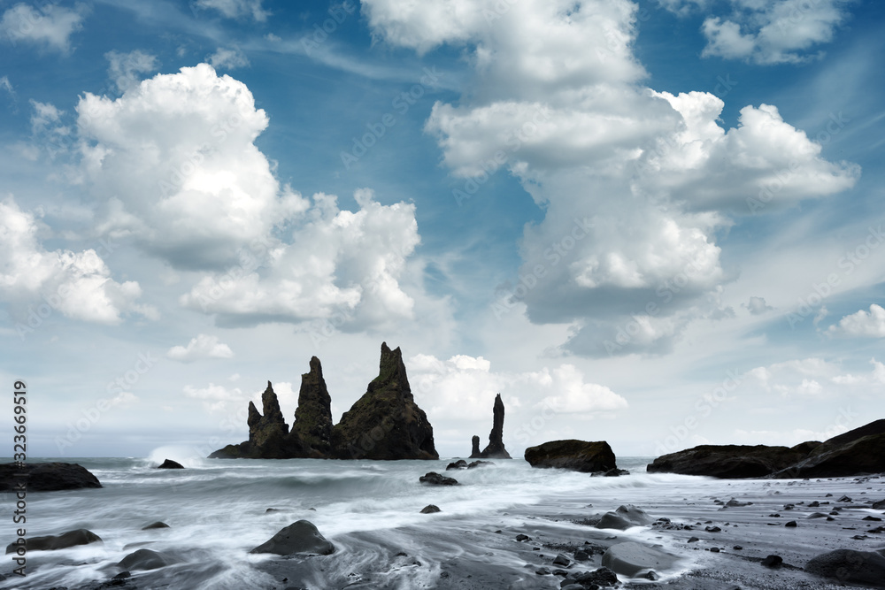 玄武岩岩层的壮丽景观黑色海滩上的Troll Toes，暴风雨般的海浪和clo