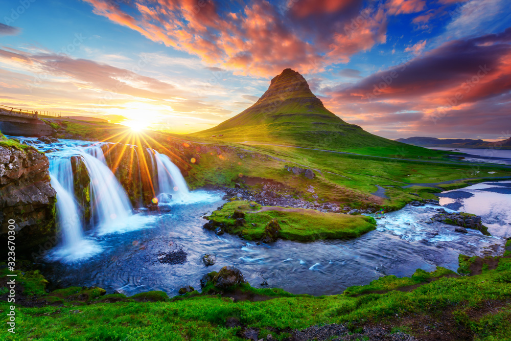欧洲冰岛柯克朱费尔瀑布和柯克朱费尔山上日出的壮丽景观