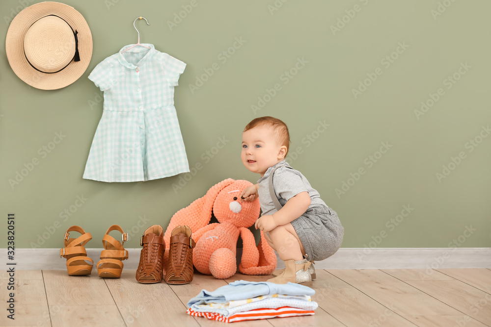 家里有时尚衣服和玩具的可爱宝宝