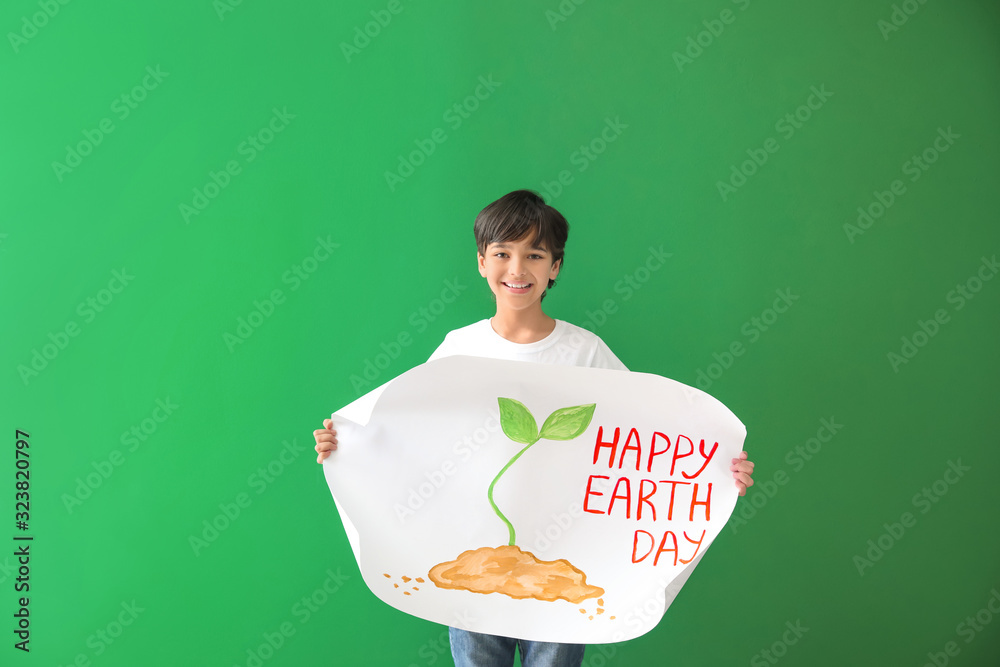 彩色背景绘画的小男孩。地球日庆祝活动