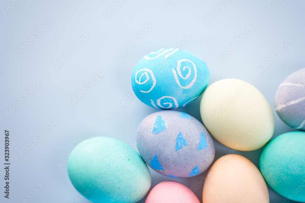 彩色水染色的彩色复活节彩蛋，淡蓝色背景上有美丽的图案，设计