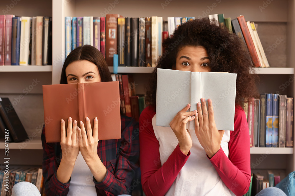 女学生带书在图书馆备考