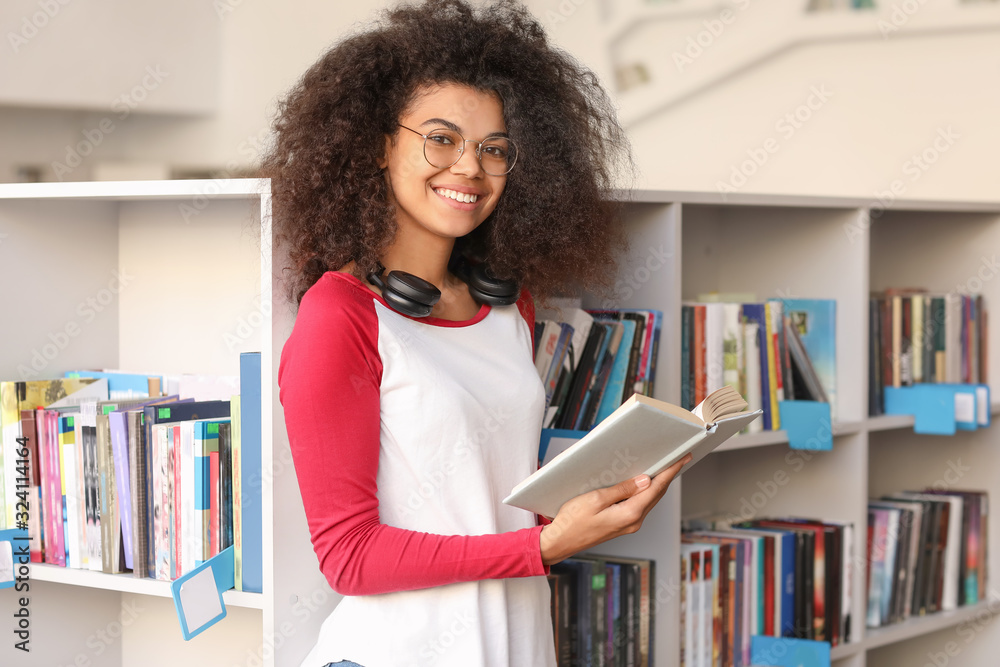 非裔美国学生在图书馆备考时看书