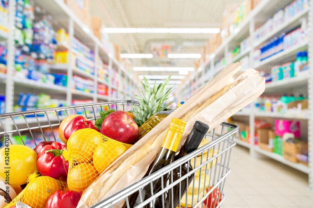 超市推车装满健康食品、水果和蔬菜