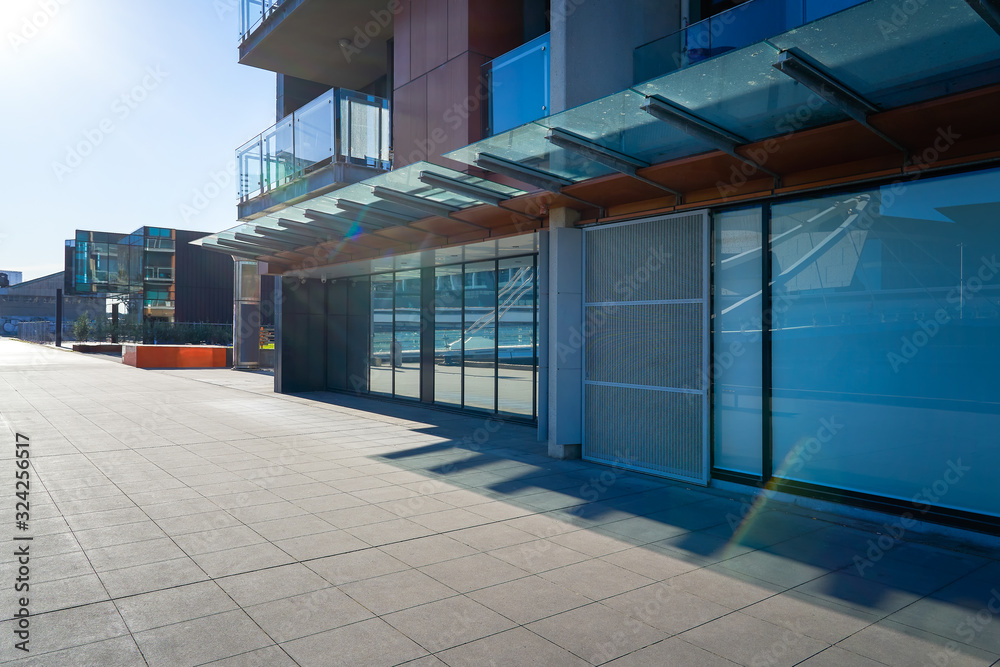 澳大利亚墨尔本，以办公楼为背景的空砖路