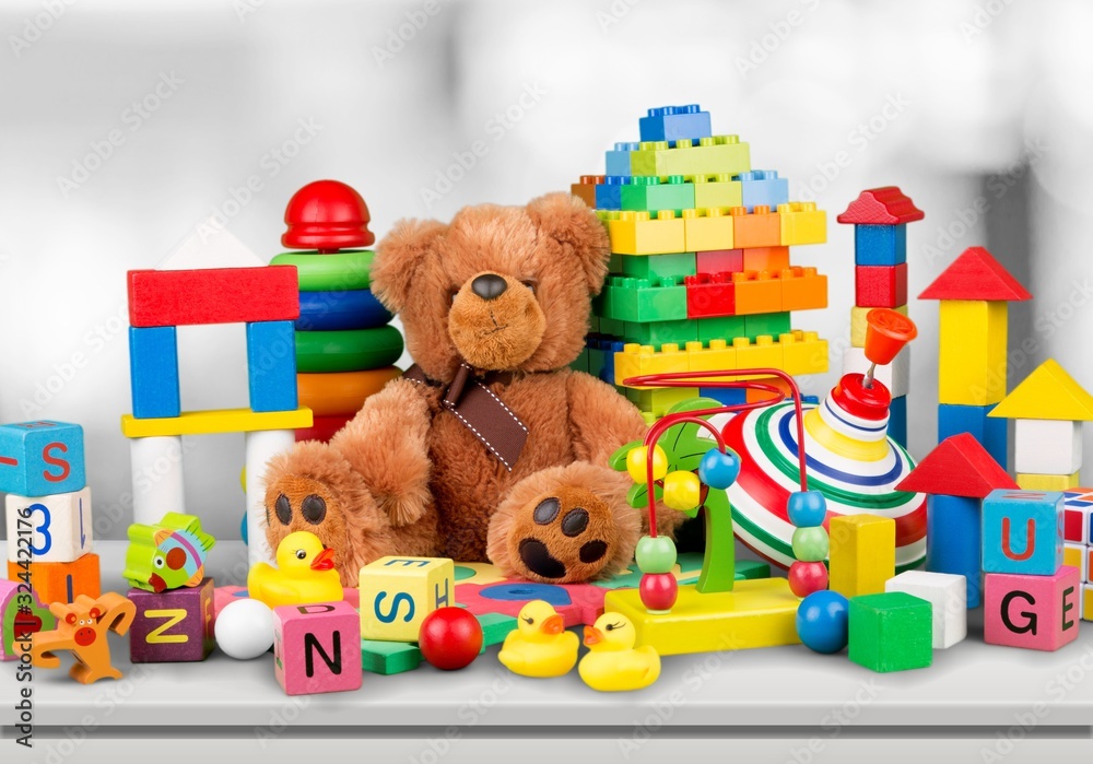 桌上收藏了许多五颜六色的玩具