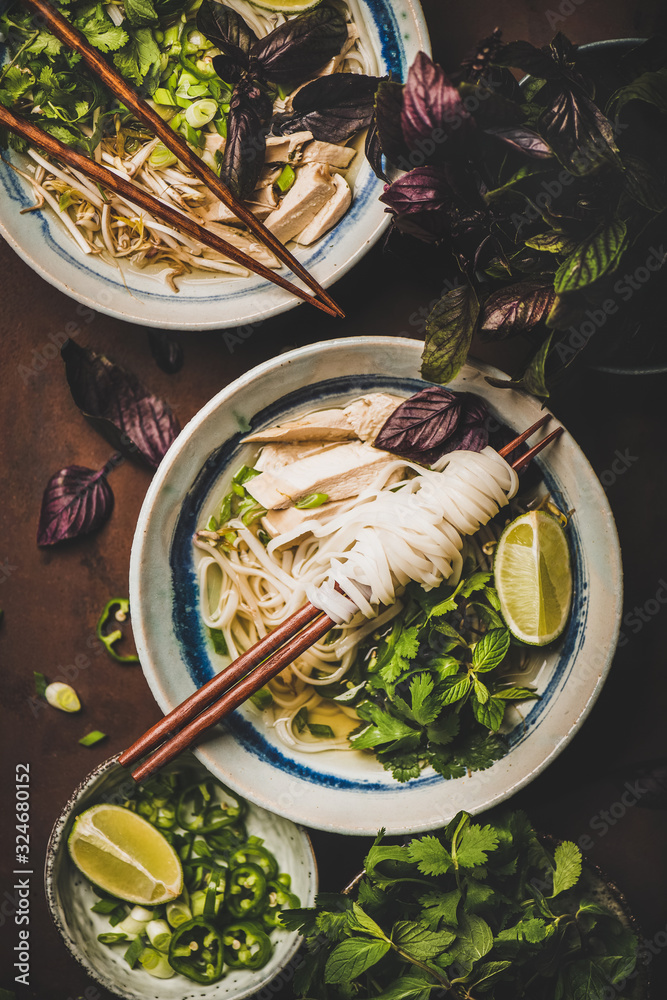 亚洲美食午餐。越南米粉鸡汤Pho Ga配新鲜香菜和大豆