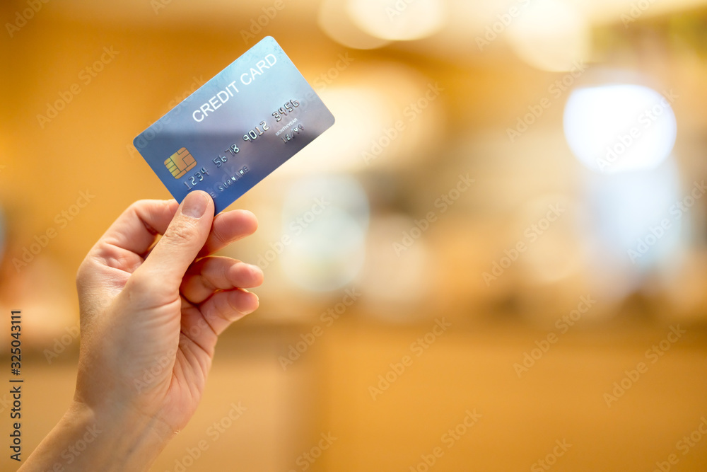 商务购物-商家理念-女性手持信用卡购物智慧特写