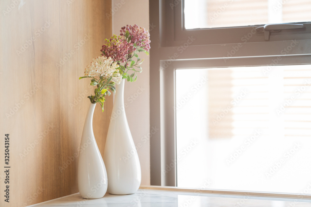 白色花朵和粉色花瓶，窗帘窗发出晨光