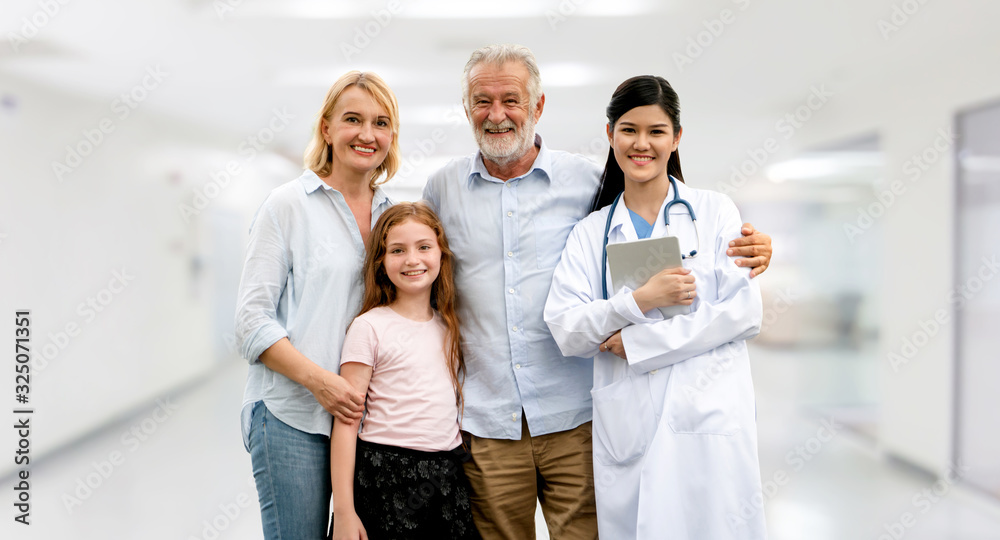 医院里有一个由母亲、父亲和女儿组成的幸福家庭的医生。医疗保健和医生