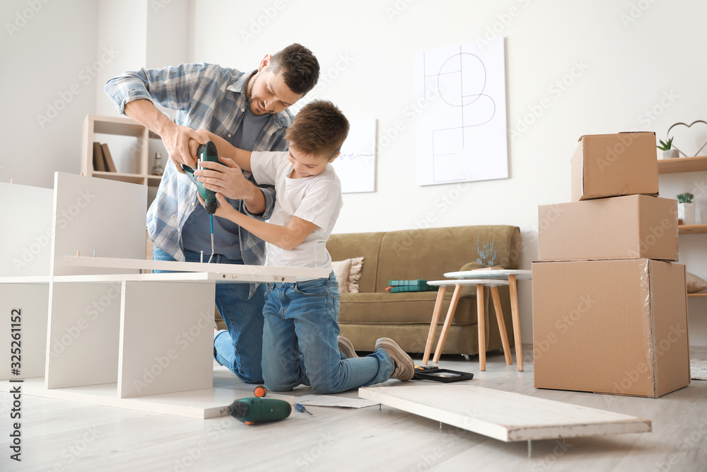 父亲和他的小儿子在家组装家具