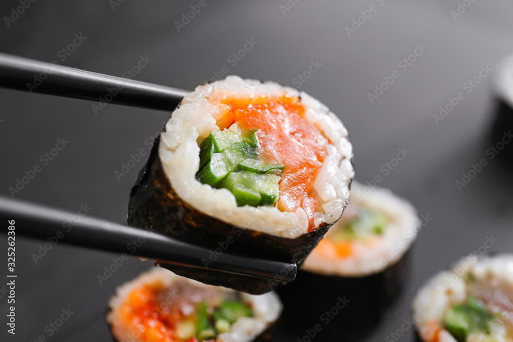 筷子配美味的寿司卷，特写