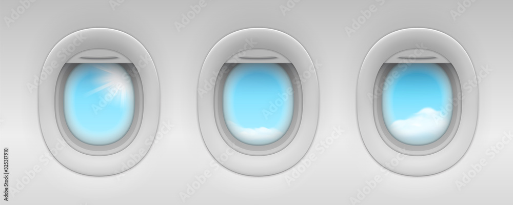 飞机舷窗后面的蓝天和云朵。逼真的飞机或喷气式飞机，隔离的飞机窗户。Ind