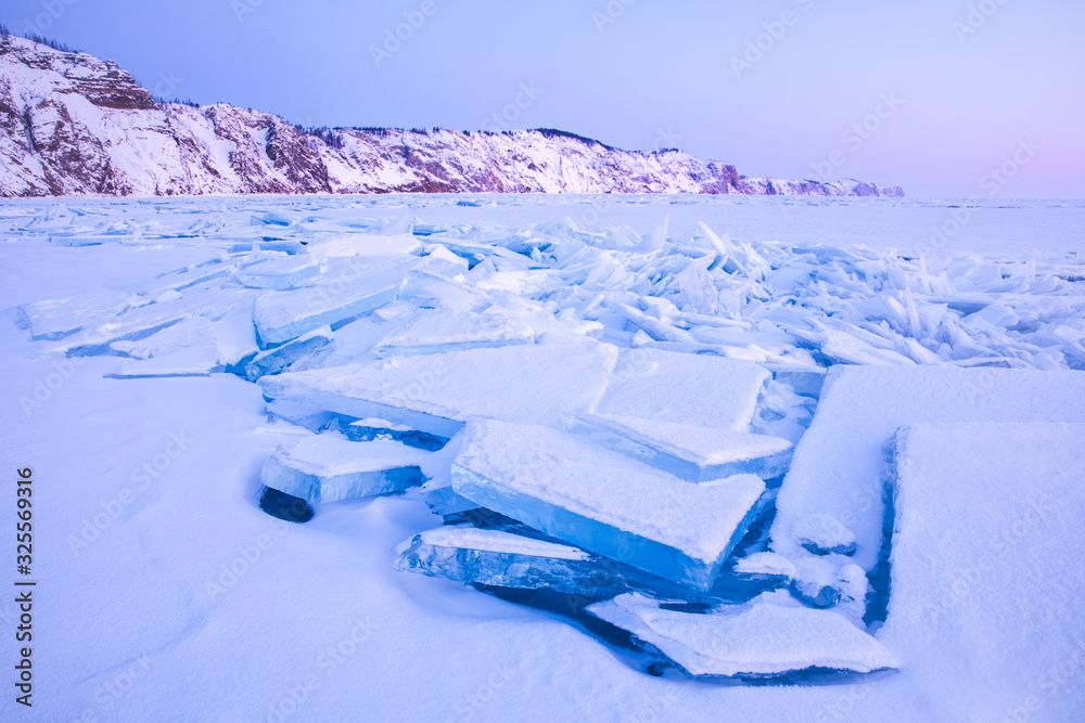 冬季日出前的蓝色时刻。俄罗斯西伯利亚贝加尔湖。