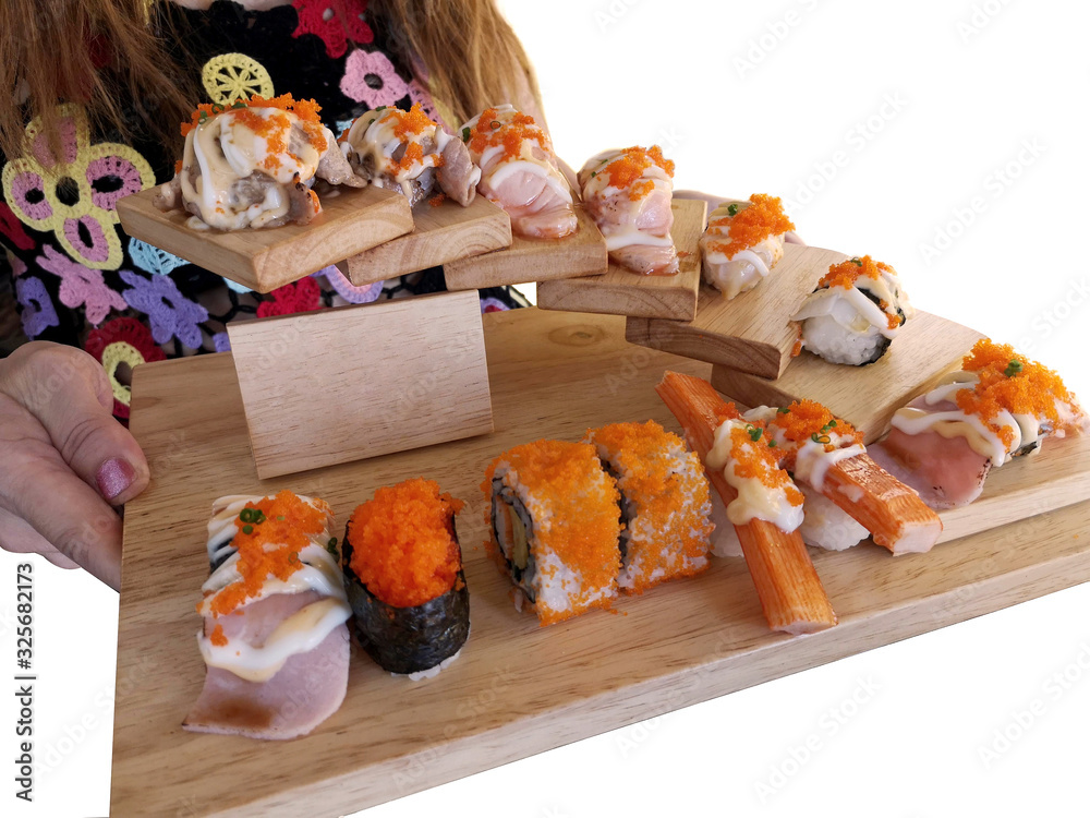 许多类型的寿司日本食物都被安排在一个木制托盘上作为台阶。