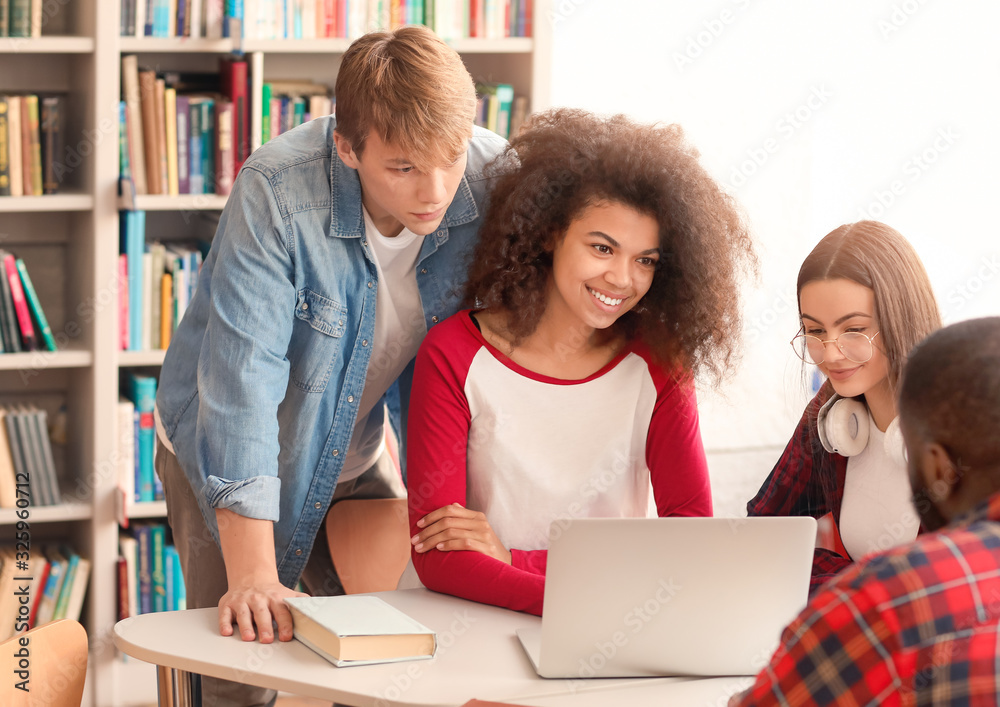 年轻学生在图书馆备考