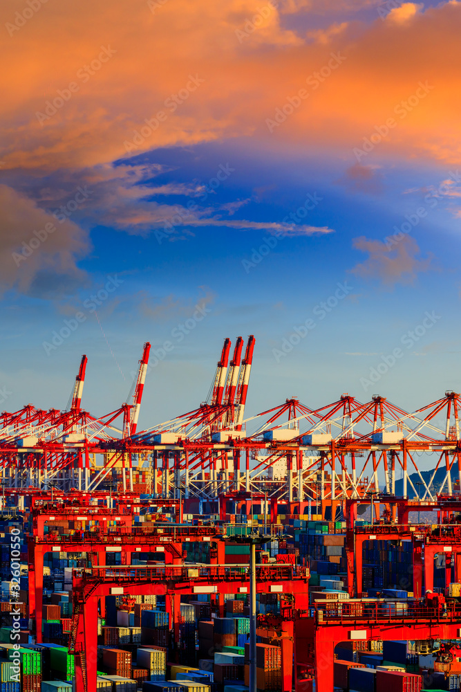 中国上海美丽日落下的工业集装箱货运港。