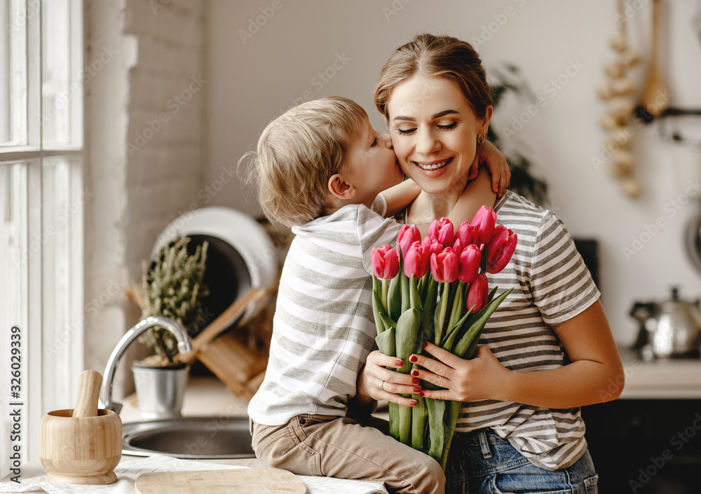 母亲节快乐！小儿子在节日为母亲送花。