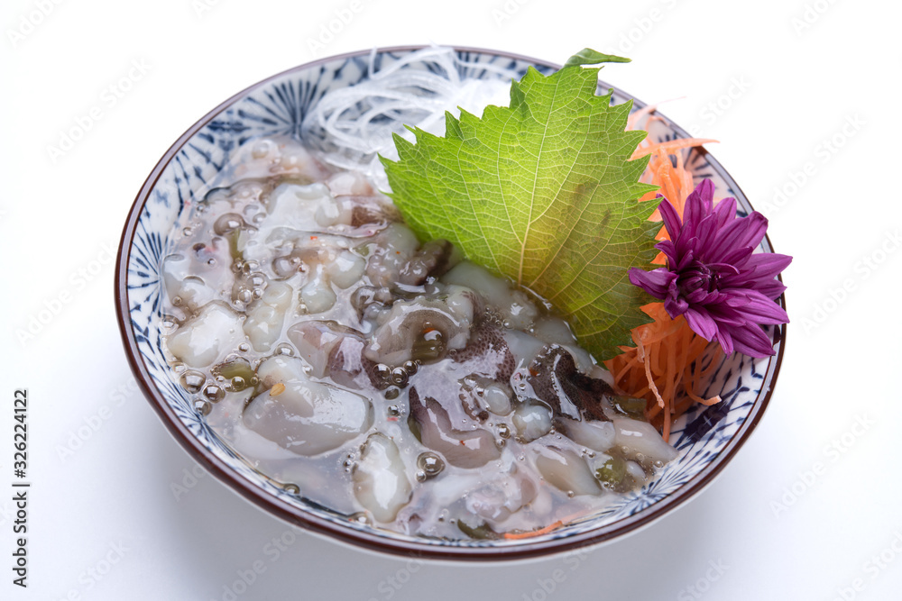 白色背景下隔离的日本料理山葵开胃晚餐