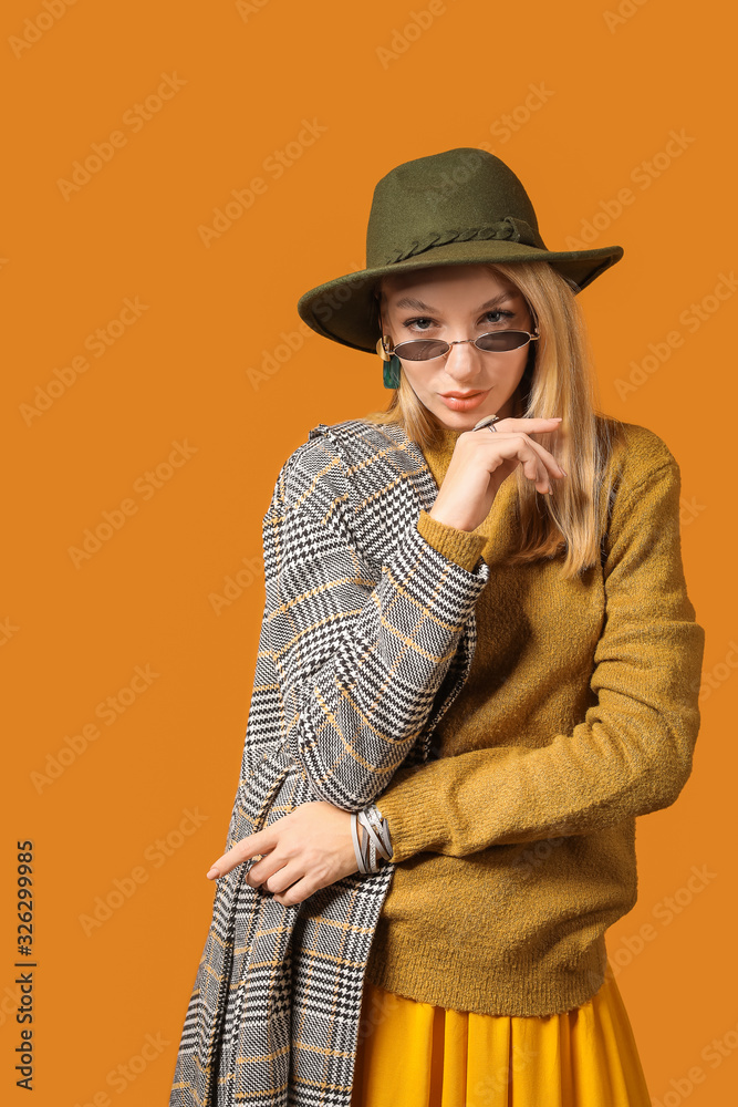 身穿彩色保暖毛衣的年轻女性