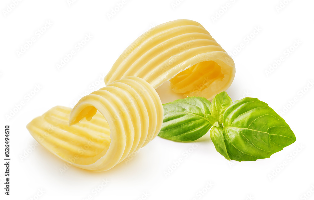 黄油卷或黄油卷，白底上有隔离的罗勒叶