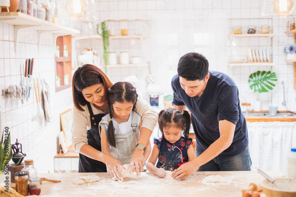 亚洲家庭喜欢在家里的厨房里玩耍和烹饪食物