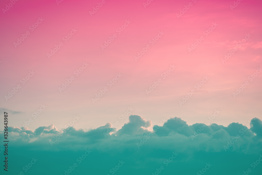 日落时色彩缤纷的多云天空。渐变色。天空纹理。抽象的自然背景