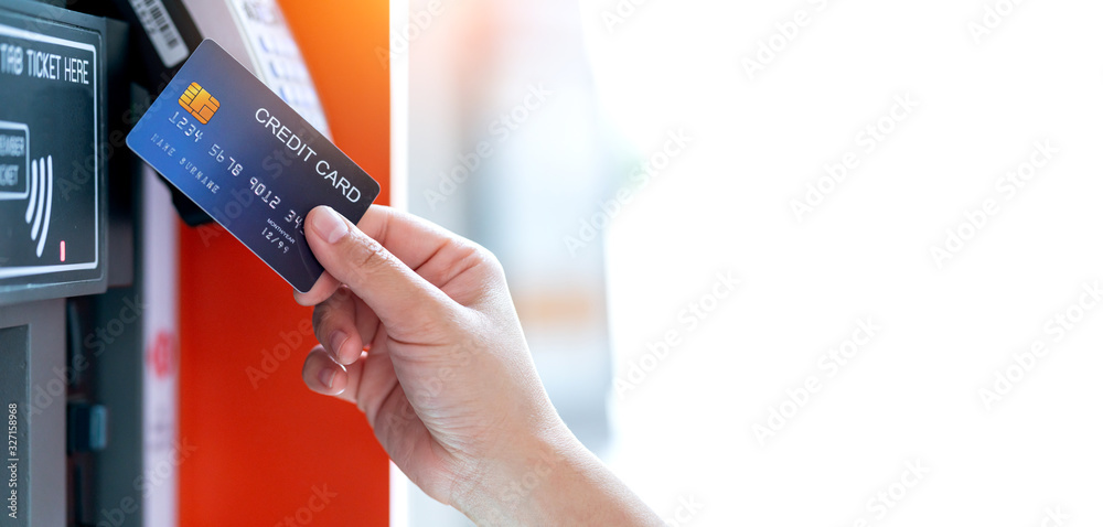 近距离女性用信用卡在支付机上刷信用卡购买东西蓝色背景