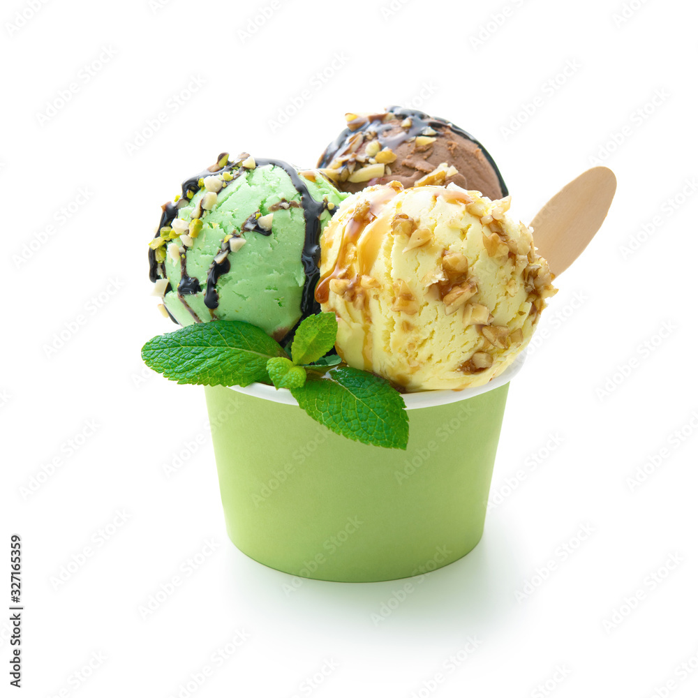 各种五颜六色的冰淇淋球，冰杯里有酱汁和薄荷叶