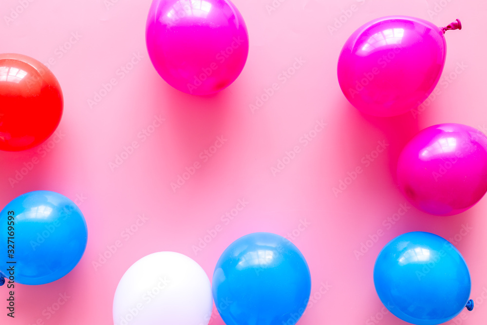 粉色背景彩色气球装饰框架自上而下的框架复制空间
