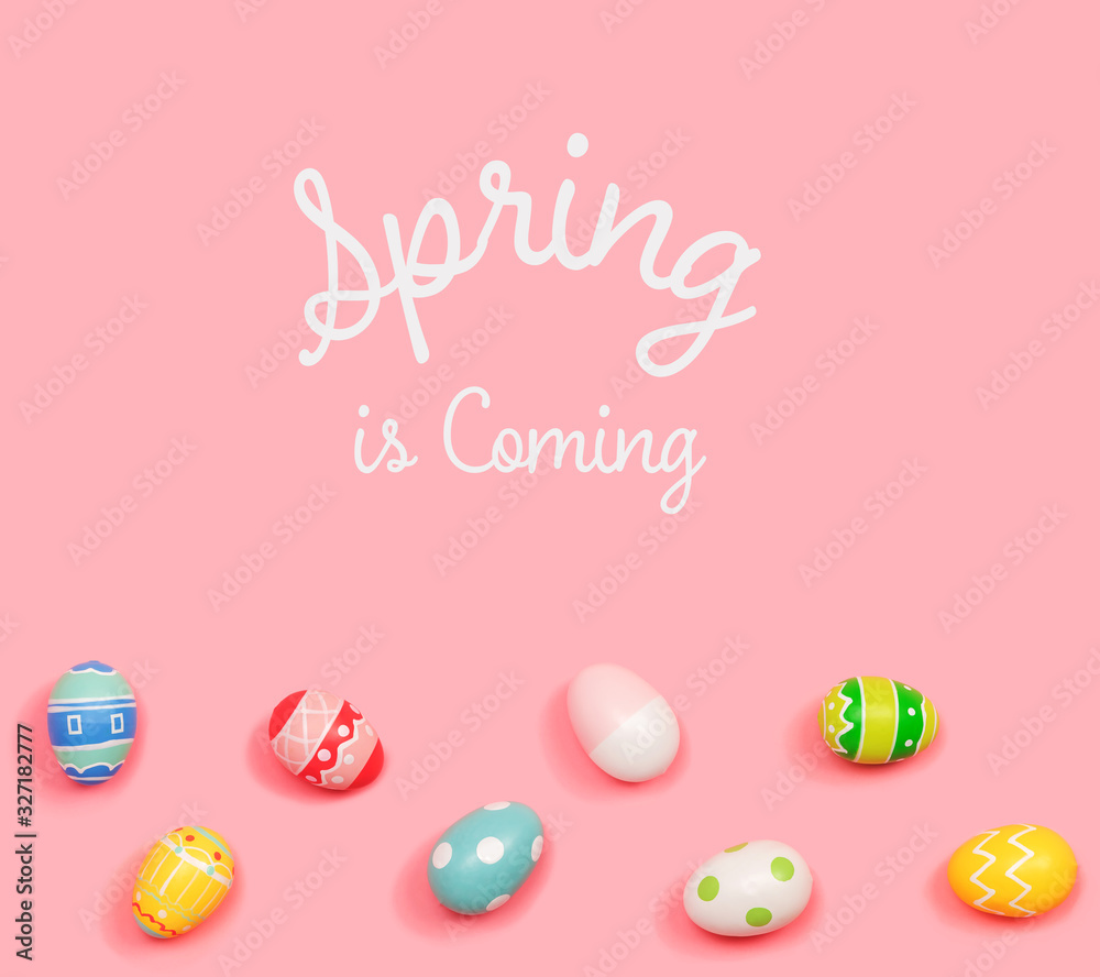 粉色背景复活节彩蛋的春天即将到来