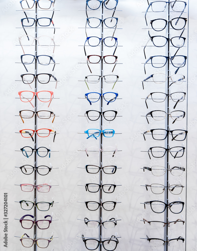 现代眼科商店的眼镜展示。眼镜店。视力矫正。