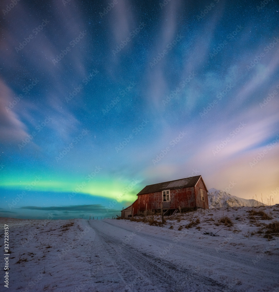 北极光，罗弗敦群岛，挪威。北极光，山脉和房屋。冬季景观duri