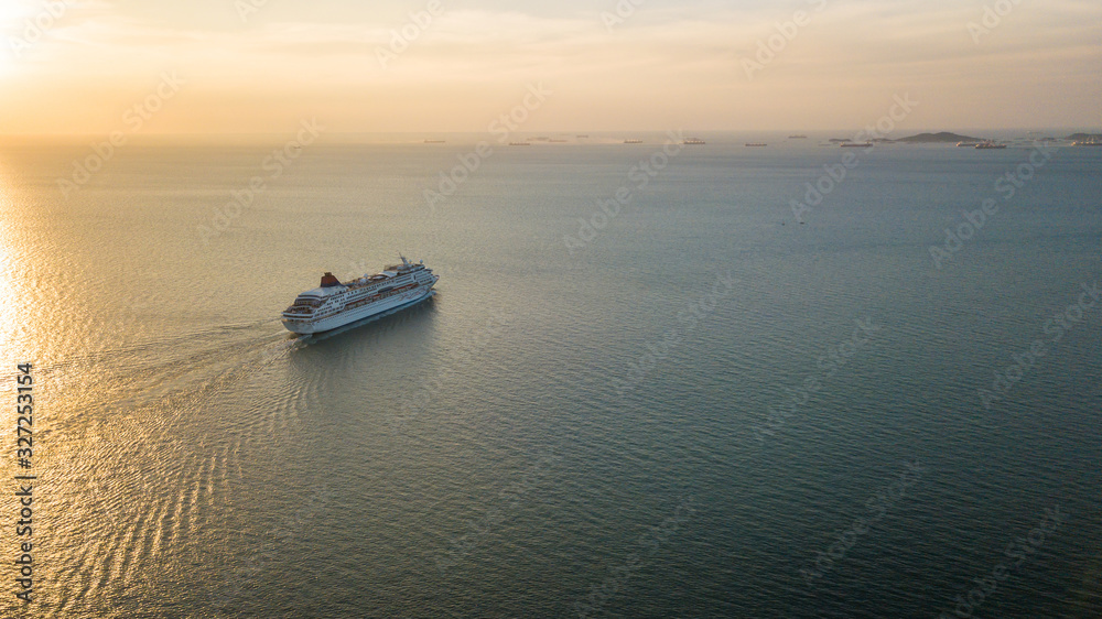 海上日落时的鸟瞰游轮，海上俯瞰大型游轮，客运游轮
