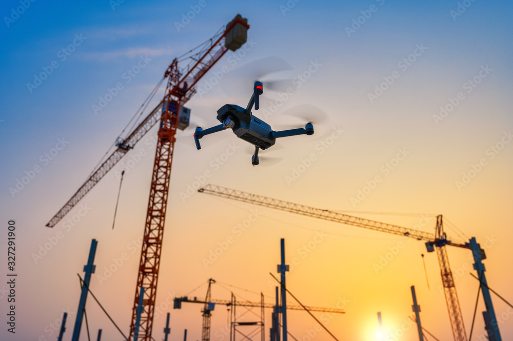 建筑工地上空无人机。视频监控或工业检查