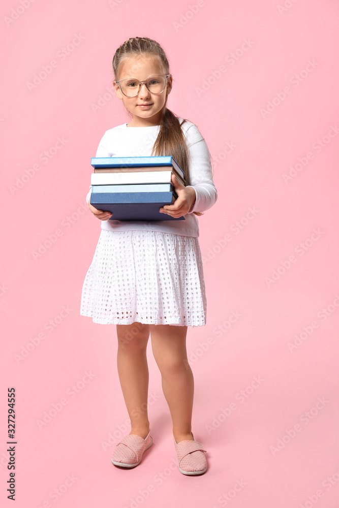 可爱的小女孩，有彩色背景的书