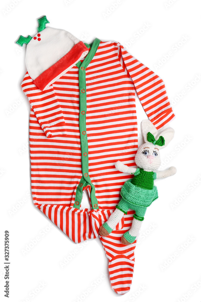 白色背景带帽子和玩具的婴儿服装