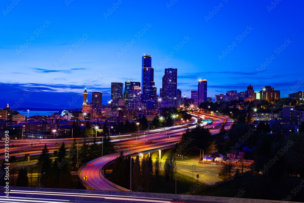 晚上从华盛顿州Jose Rizal博士公园俯瞰I5州际公路上的西雅图市中心