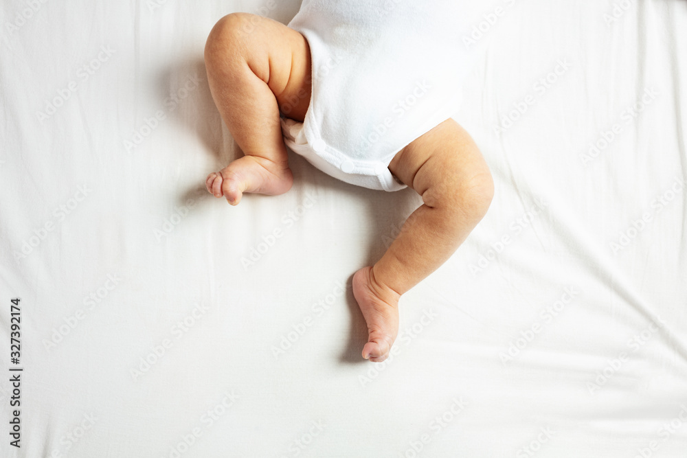 新生儿男婴腿和脚躺在房间后面的特写