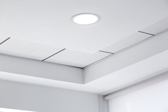 立体凸出的多层天花板和内置的悬挂瓷砖天花板