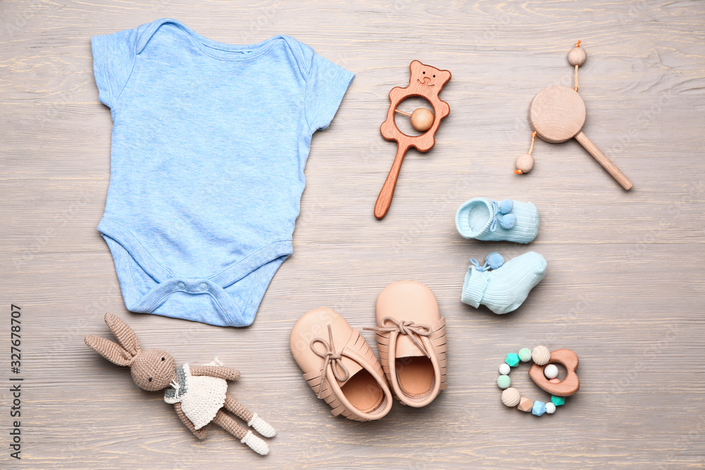 木制背景的婴儿服装和配饰