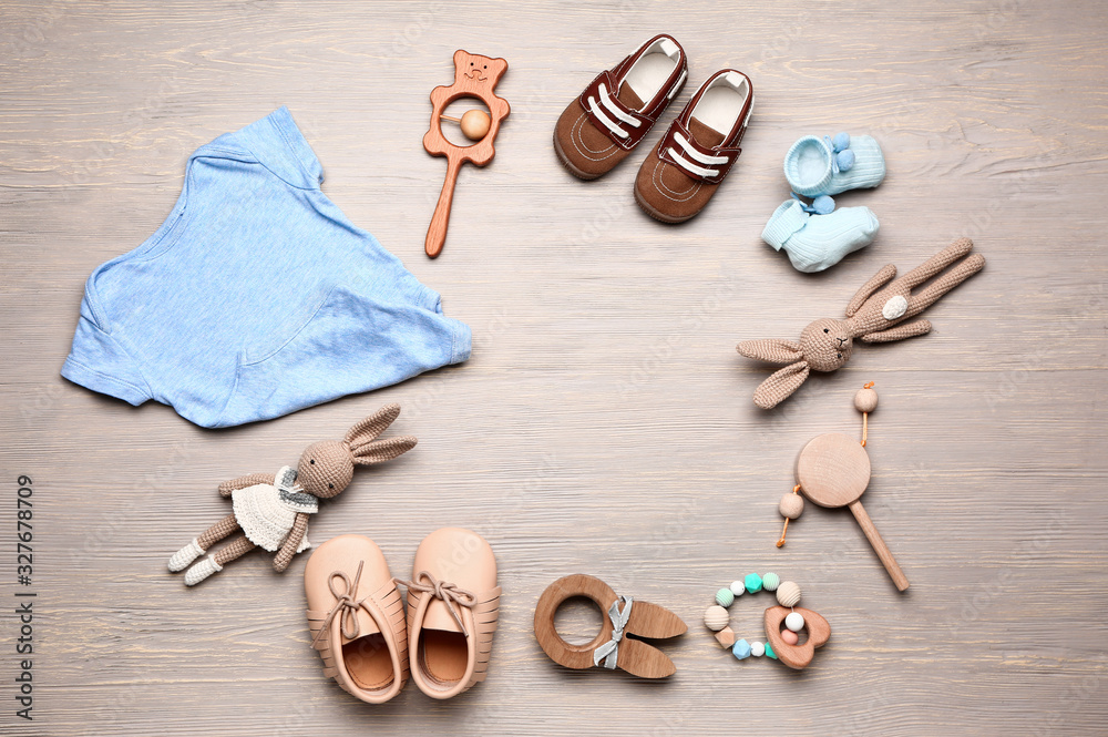 木制背景的婴儿服装和配件框架