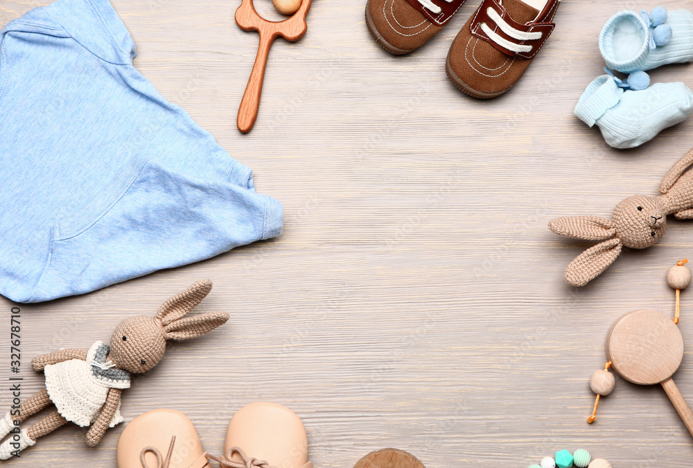 木制背景的婴儿服装和配件框架