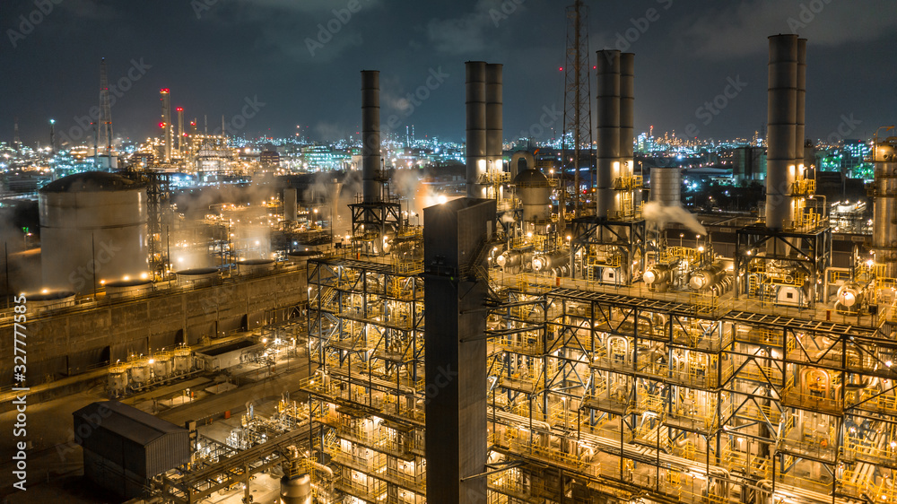 炼油厂的工业鸟瞰图，晚上形成工业区，炼油厂或宠物