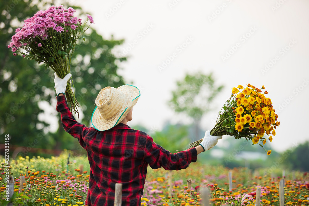 女园林工人手中的花束，年轻女子张开双臂，农民幸福w