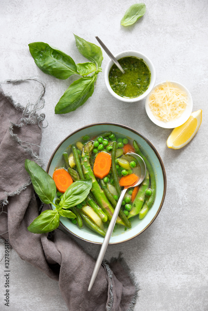 排毒蔬菜春汤，以意大利通心粉为灵感的绿色食谱，即食菜俯视图