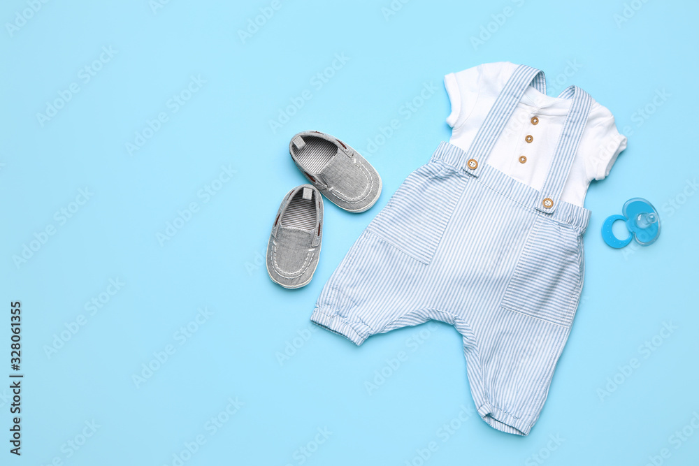 彩色背景带短靴和奶嘴的婴儿服装
