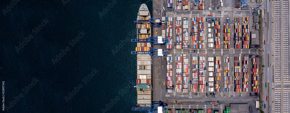 集装箱船在深海港口装卸，商业物流进口和出口鸟瞰图